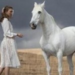 Карли Клосс пригласили для рекламы Mercedes-Benz.