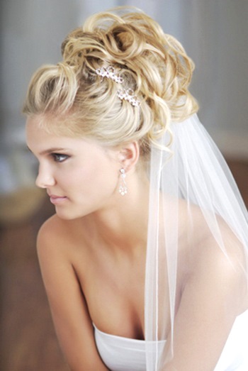 Весільні зачіски з фатою на багато фото