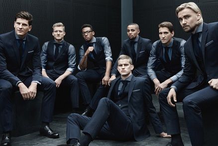 На фото футбольна збірна Німеччини в костюмах Hugo Boss
