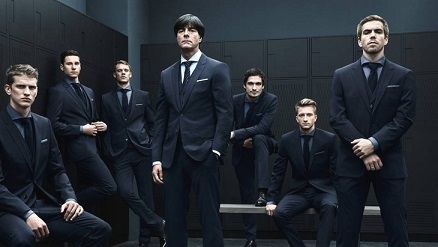 Збірна Німеччини із футболу в костюмах від Hugo Boss - фото