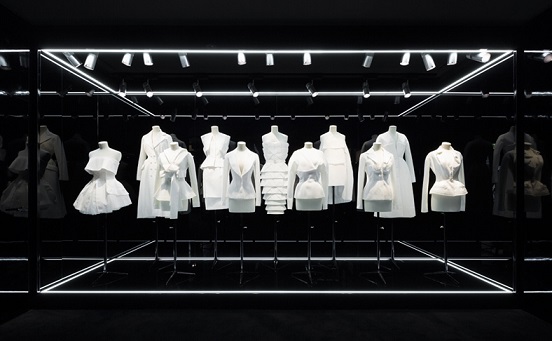 Фото ретроспективної виставки Esprit Dior в Токіо.
